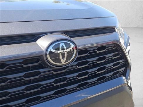 Used 2020 Toyota RAV4 XLE w/ Carpet Mat Package FWD image 29