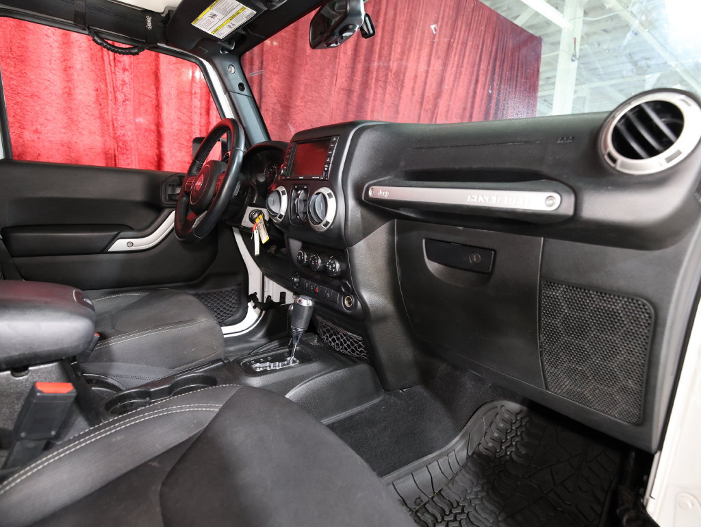 Used 2017 Jeep Wrangler Unlimited Rubicon w/ Connectivity Group AWD/4WD image 21