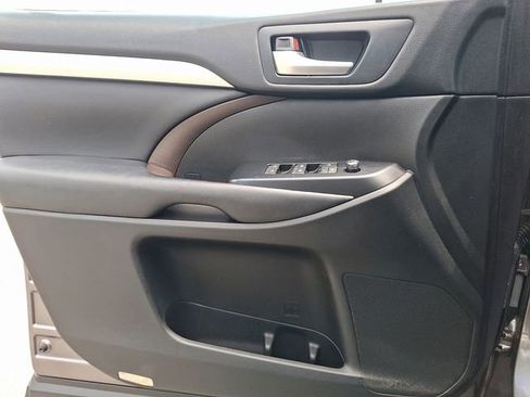 Used 2018 Toyota Highlander XLE AWD/4WD image 23