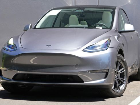 Used 2024 Tesla Model Y Long Range RWD image 3