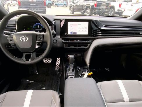 Used 2025 Toyota Camry SE image 14