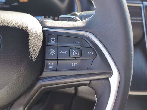 Used 2025 Jeep Grand Cherokee Altitude RWD image 31