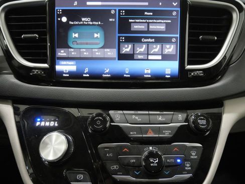 Used 2024 Chrysler Pacifica Touring-L FWD image 20
