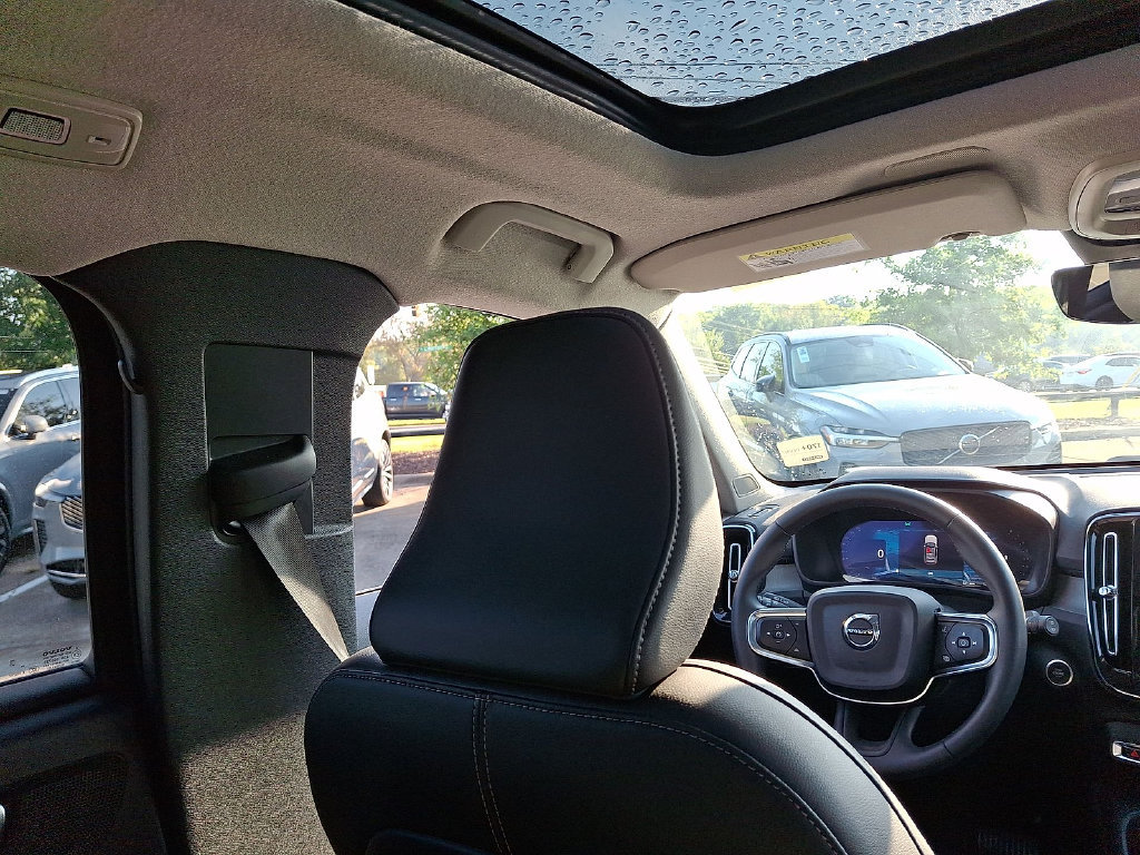Certified 2025 Volvo XC40 B5 Plus AWD/4WD image 15