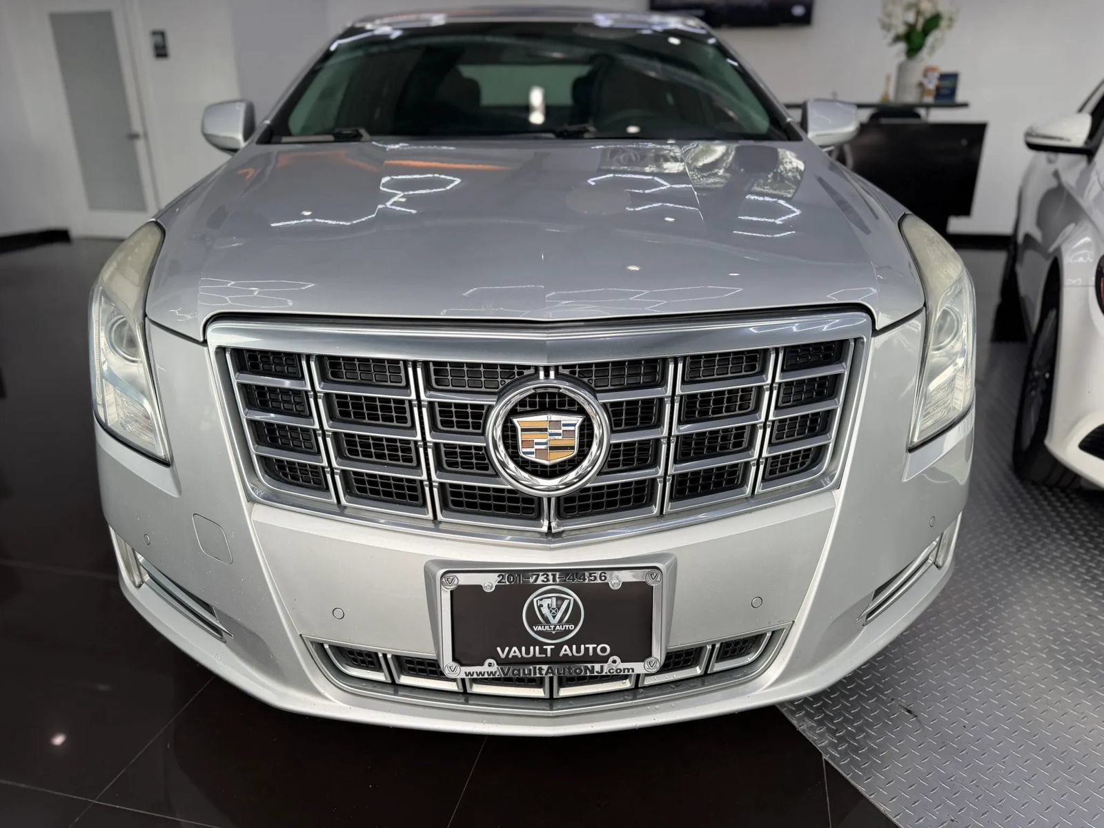 Used 2014 Cadillac XTS Luxury FWD image 1