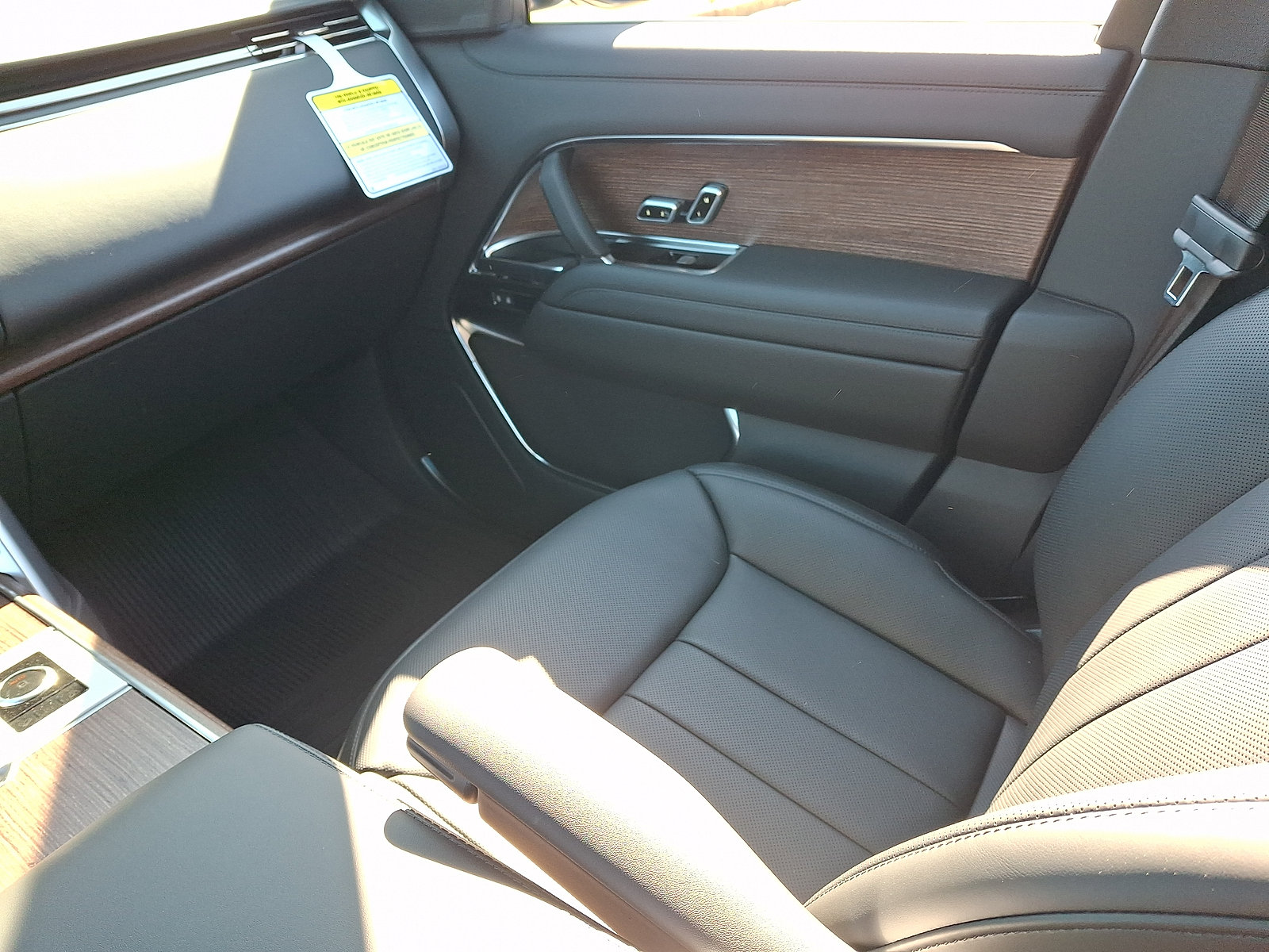 New 2027 Land Rover Range Rover Long Wheelbase SE AWD/4WD image 4