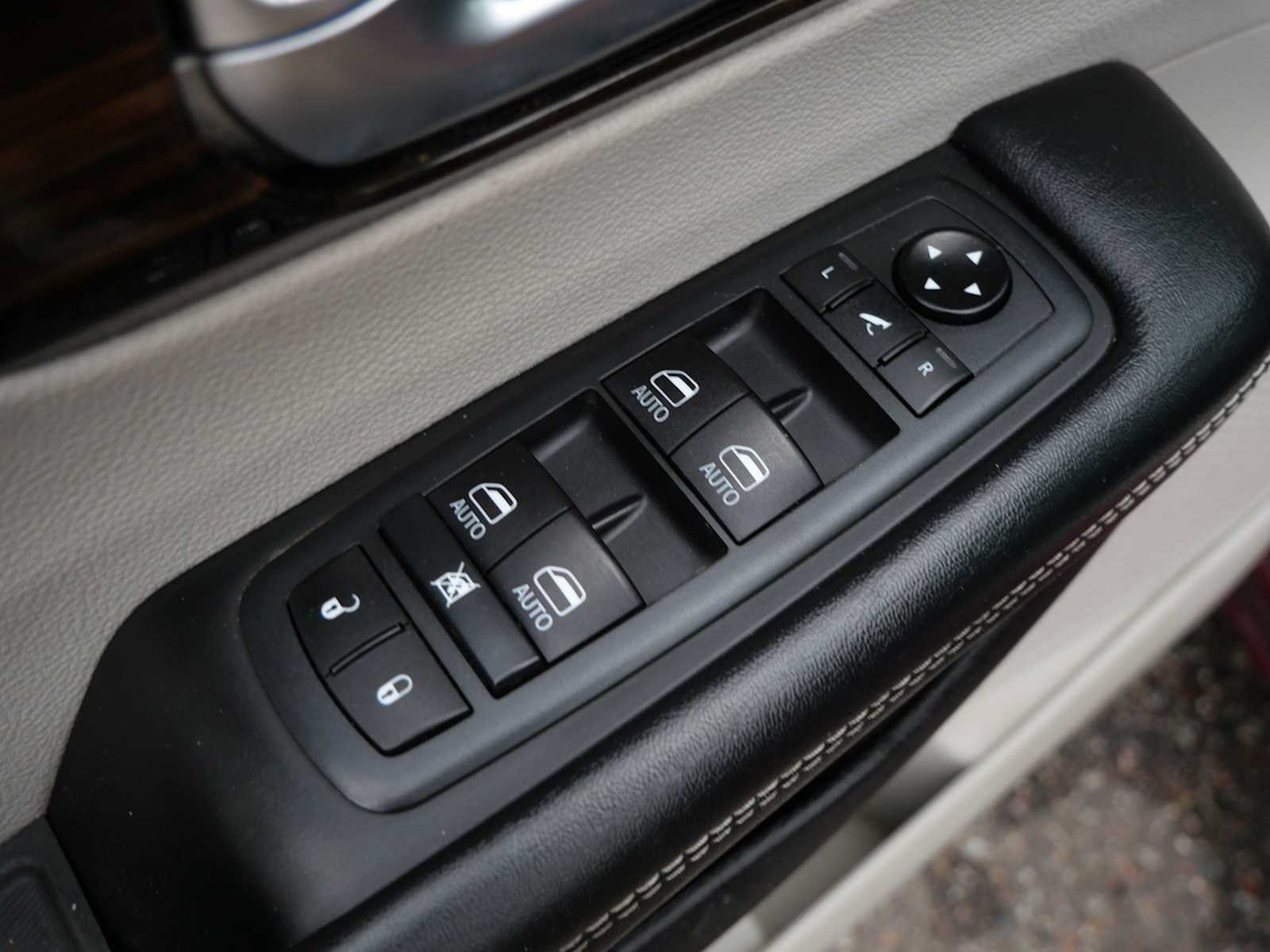 Used 2021 Chrysler Pacifica Limited w/ Uconnect Theater Family Group FWD image 24