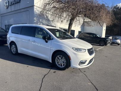 New 2026 Chrysler Pacifica Select