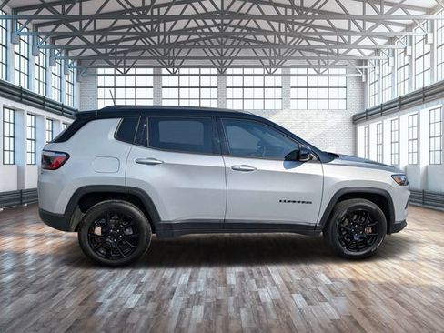 Used 2024 Jeep Compass Latitude w/ Convenience Group AWD/4WD image 2