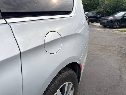 Used 2022 Chrysler Pacifica Touring-L FWD image 16