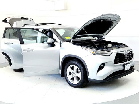 Used 2023 Toyota Highlander LE AWD/4WD image 12