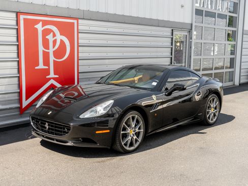 Used 2011 Ferrari California RWD image 36