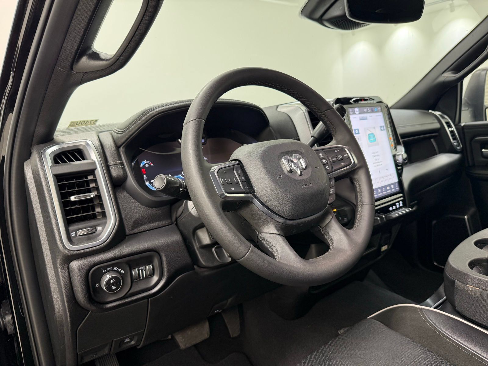 Used 2025 RAM 2500 Laramie AWD/4WD image 15