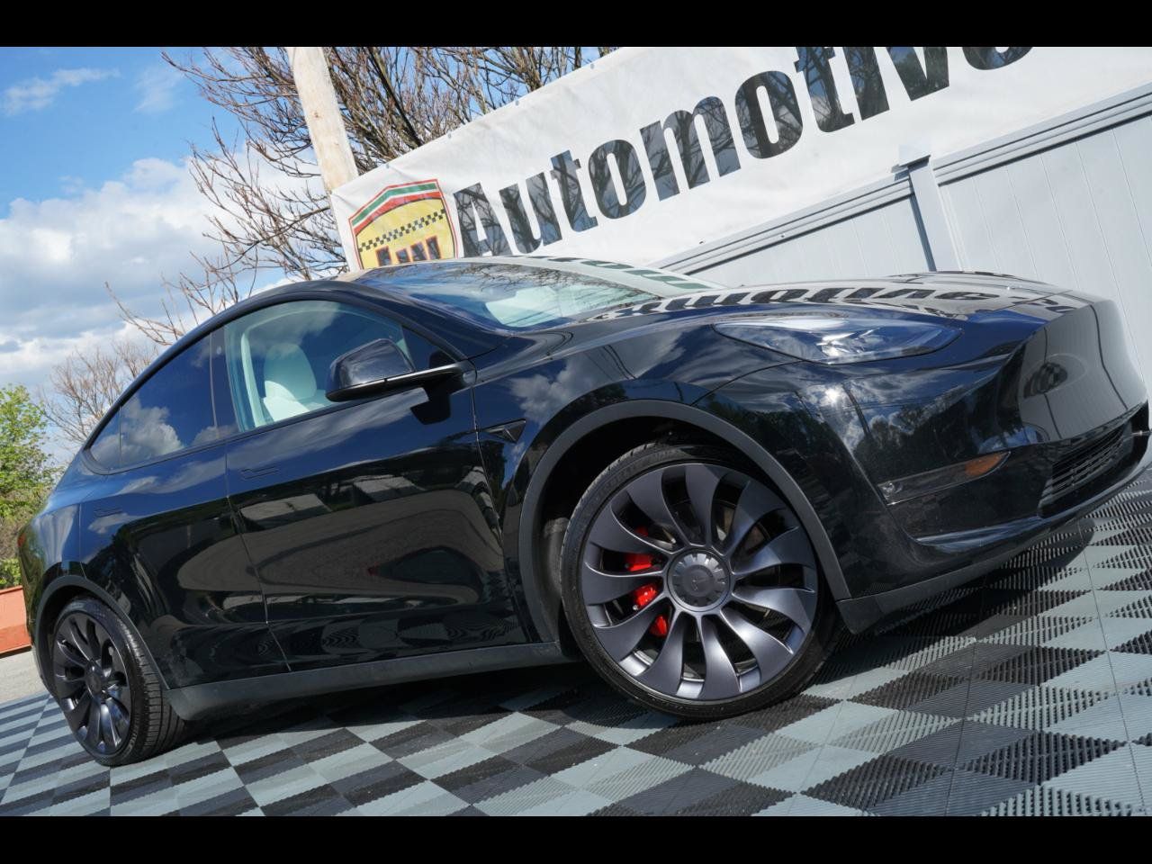 Used 2023 Tesla Model Y Performance AWD/4WD image 1