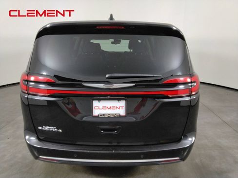 Used 2023 Chrysler Pacifica Touring-L FWD image 6