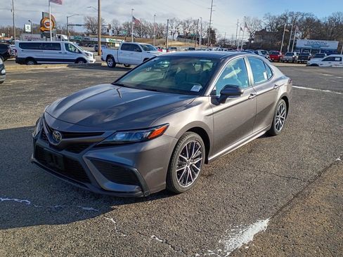 Used 2024 Toyota Camry SE image 3