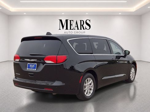 Used 2024 Chrysler Voyager LX FWD image 5