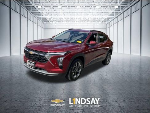 Used 2025 Chevrolet Trax LT FWD image 4
