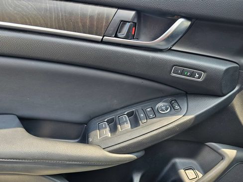 Used 2018 Honda Accord Touring image 17