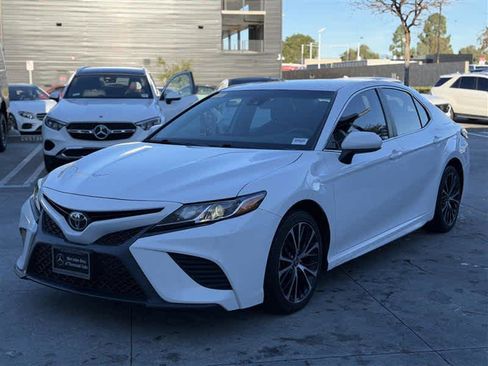Used 2020 Toyota Camry SE image 2