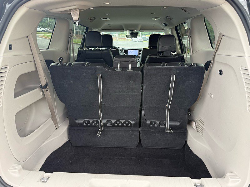 Used 2023 Chrysler Pacifica Touring-L FWD image 16