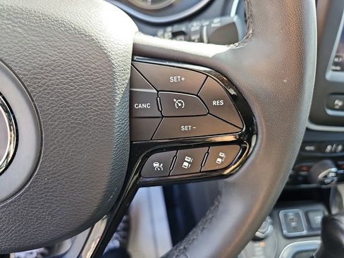 Used 2023 Jeep Cherokee Altitude Lux image 22