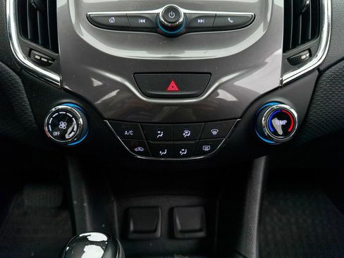 Used 2018 Chevrolet Cruze LT image 21