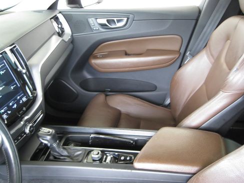 Used 2019 Volvo XC60 T5 Momentum w/ Premium Package FWD image 24