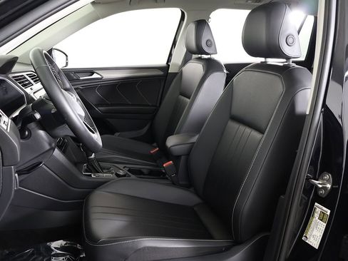 Certified 2024 Volkswagen Tiguan SE w/ Panoramic Sunroof Package AWD/4WD image 30