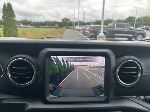 Used 2020 Jeep Gladiator Overland w/ Popular Equipment Package image 18