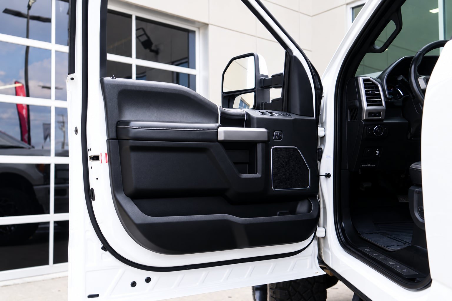 Used 2019 Ford F250 Platinum w/ Platinum Ultimate Package AWD/4WD image 11