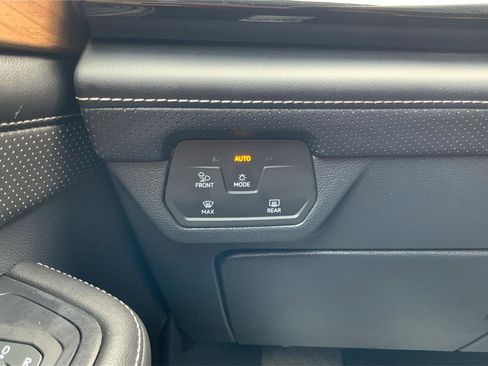 Used 2024 Volkswagen Atlas SE image 16