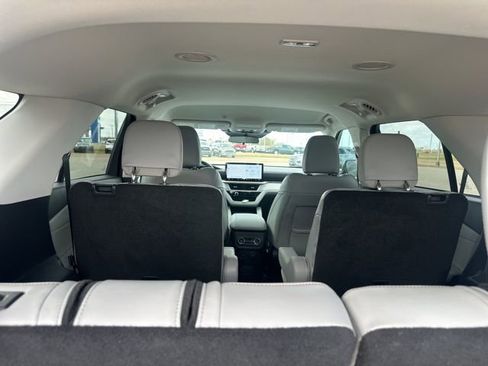 Used 2025 Ford Explorer Active w/ Active Comfort Package image 4