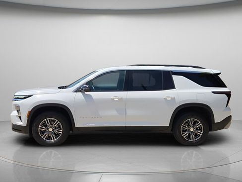 Used 2024 Chevrolet Traverse LT w/ Trailering Package FWD image 3