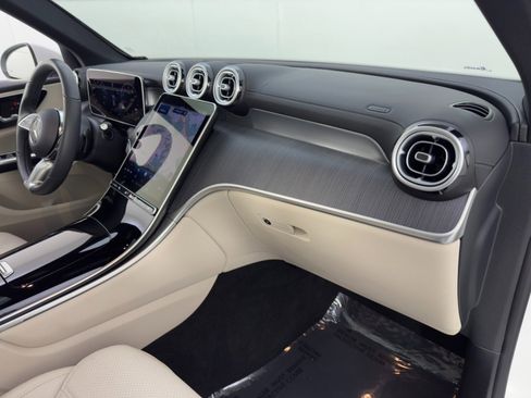 Used 2025 Mercedes-Benz GLC 300 4MATIC image 15
