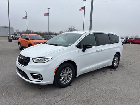 New 2026 Chrysler Pacifica Select image 7