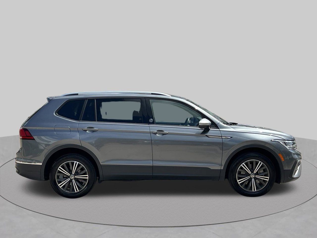 Used 2024 Volkswagen Tiguan SE FWD image 6
