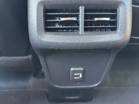 Used 2024 GMC Terrain SLT image 29