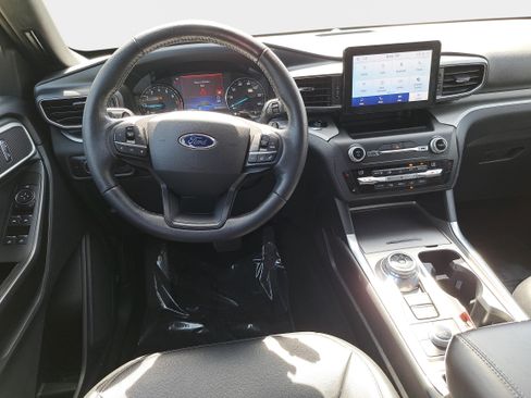 Used 2020 Ford Explorer XLT w/ Equipment Group 202A AWD/4WD image 17