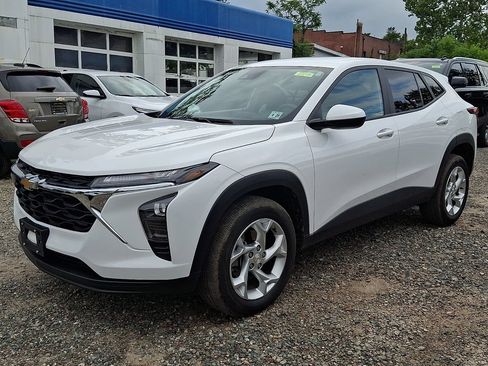 Used 2024 Chevrolet Trax LS w/ LS Convenience Package FWD image 3