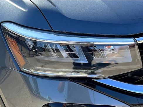 Used 2024 Volkswagen Taos SE w/ Panoramic Sunroof Package FWD image 31