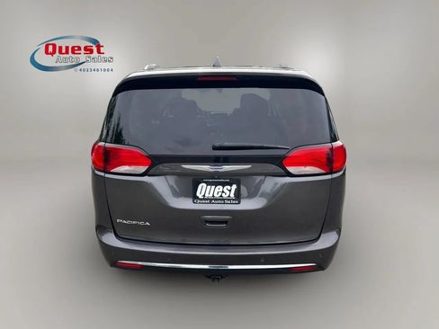 Used 2018 Chrysler Pacifica Touring-L FWD image 4