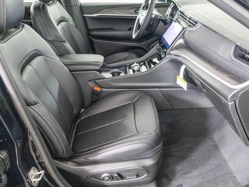 New 2025 Jeep Grand Cherokee Limited w/ Luxury Tech Group II image 36