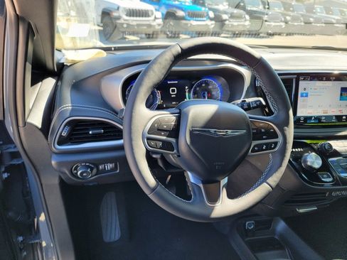 Used 2025 Chrysler Pacifica Select image 19