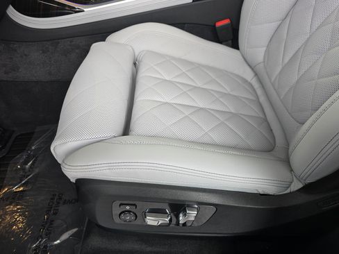 New 2026 BMW X7 xDrive40i w/ Premium Package image 19