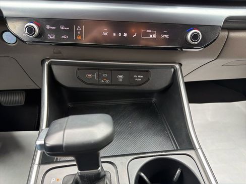 Used 2025 Kia Carnival FWD image 30