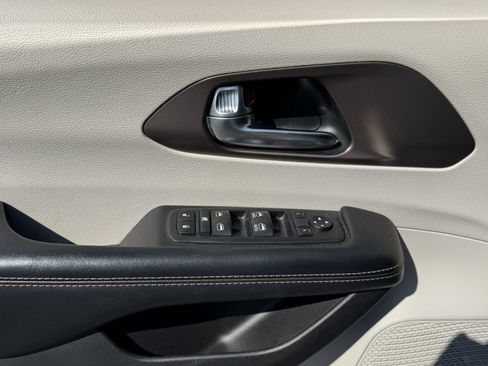 Used 2019 Chrysler Pacifica Touring Plus w/ Cold Weather Group FWD image 12