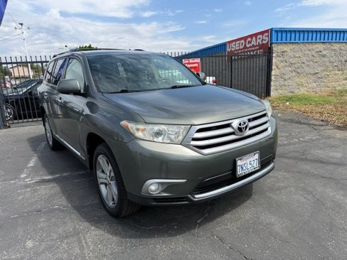 Used 2012 Toyota Highlander Limited w/ Tow Pkg AWD/4WD image 3