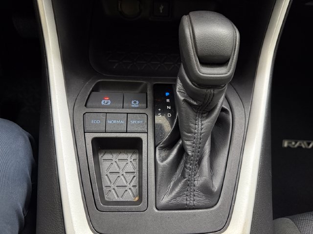 Used 2022 Toyota RAV4 XLE w/ Convenience Package FWD image 20