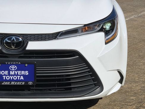 Used 2025 Toyota Corolla LE FWD image 4